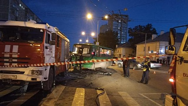 В Омске водитель автобуса сбил троих подростков на пешеходном переходе