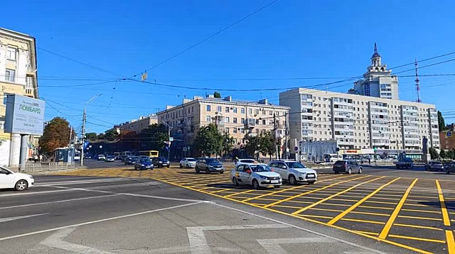 Ночью в понедельник, 22 июля, в Воронеже на пересечении улиц Кольцовская и Плехановская была нанесена вторая «вафельная» разметка