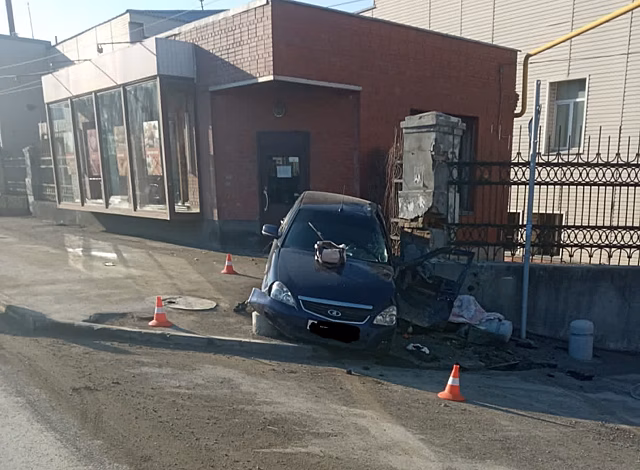 Жительница Новосибирска врезалась в забор и погибла
