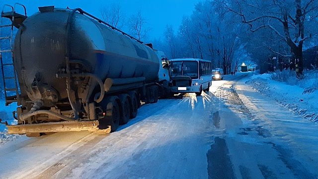 Студенты и школьники пострадали при столкновении автобуса и фуры под Вологдой 