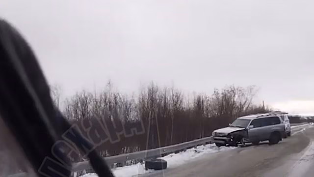В Салехарде произошла серьезная авария на улице Подшибякина. ВИДЕО