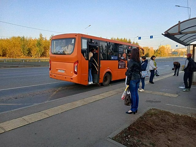 Жители Чистых прудов в час пик не влезают в салон автобуса