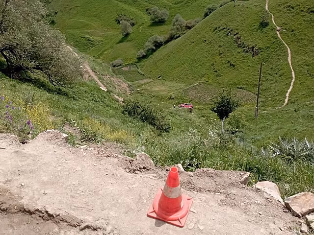 Автомобиль с туристами упал с обрыва в Дагестане
