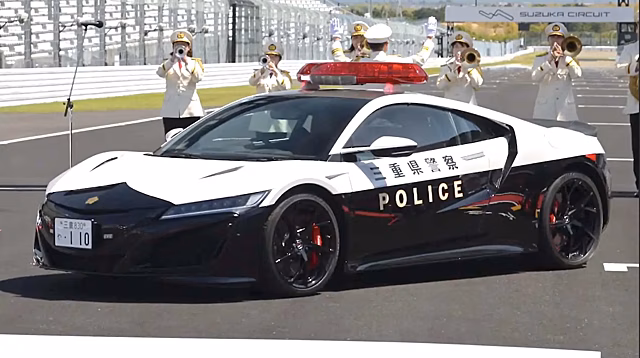 Японской полиции подарили гибридный суперкар Honda NSX