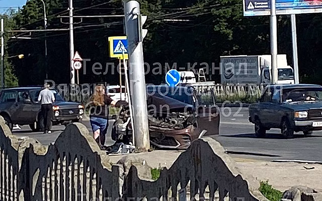 В Рязани иномарка въехала в столб
