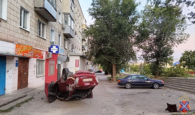 В Волгограде иномарка опрокинулась около продуктового магазина