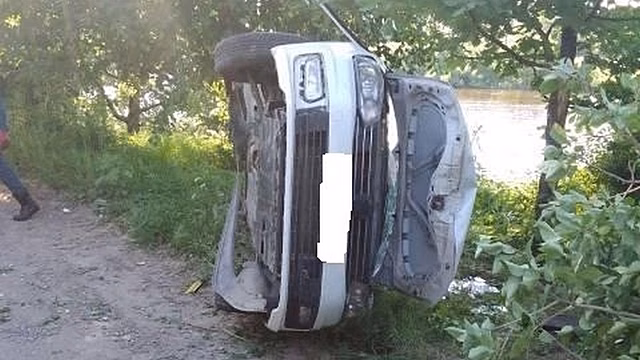 Машина влетела в дерево в Вологде, пострадали три человека