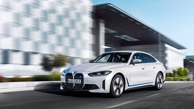 Электромобиль BMW i4 получил «бюджетную» версию: на чем сэкономили
