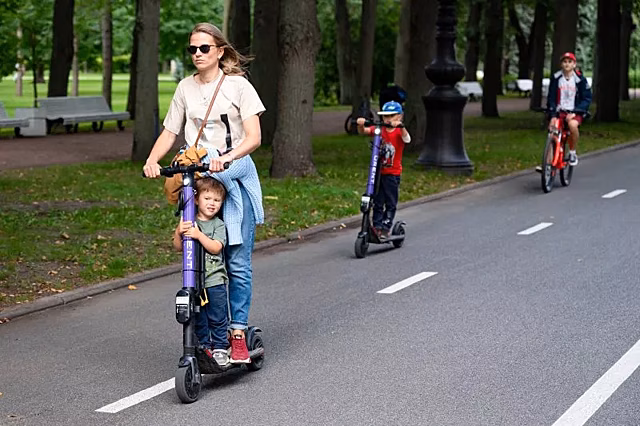 В Петербурге предложили убрать электросамокаты с узких тротуаров