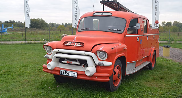 Трактор, который мчится со скоростью 100 км/ч другие участники TruckFest 2021