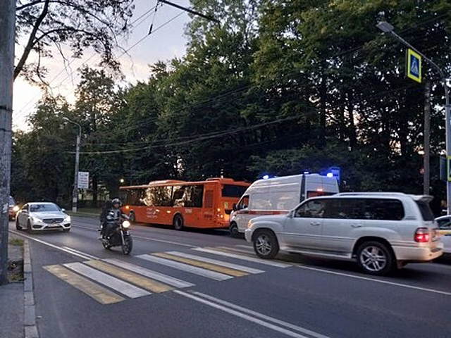 В калининградском автобусе женщина потеряла сознание, пассажиров пришлось пересаживать в другой транспорт