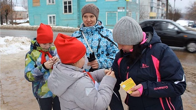 В Котельниче отряд юных инспекторов движения изготовили и раздали более ста различных световозвращателей ------