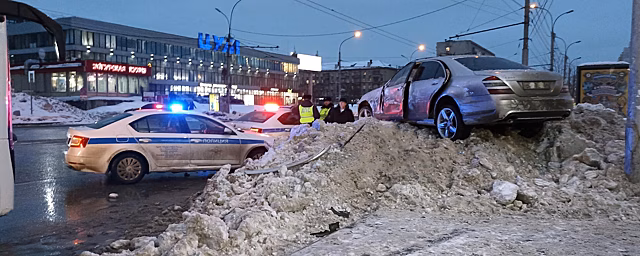 В Новосибирске Mercedes врезался в автобус на остановке