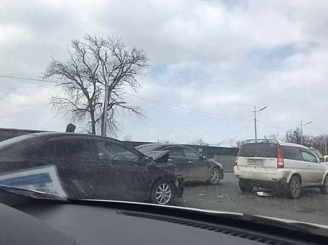 В пригороде Владивостока произошло массовое ДТП, последствия которого попали на видео