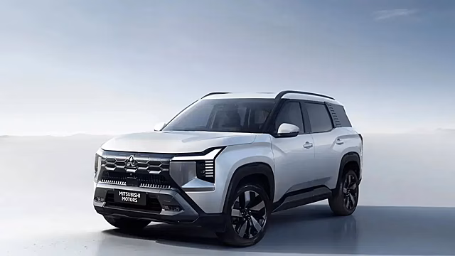 Mitsubishi тестирует Pajero рядом с Toyota Land Cruiser 300