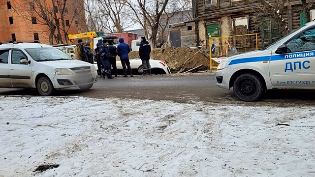В Саратове автомобиль провалился в коммунальную яму на Пугачева без ограждения