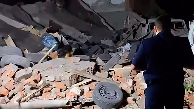 В Краснодаре на ремонтировавших автомобиль мужчин обрушился гараж