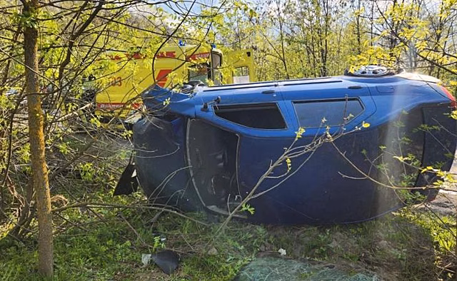 В Курске спасатели вытащили двух человек, заблокированных в автомобиле «Рено Логан»