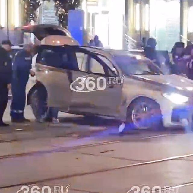 Последствия наезда автомобиля на людей в центре Москвы попали на видео