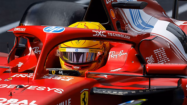 Льюис Хэмилтон добился первого успеха за рулём машины Ferrari в Ф-1