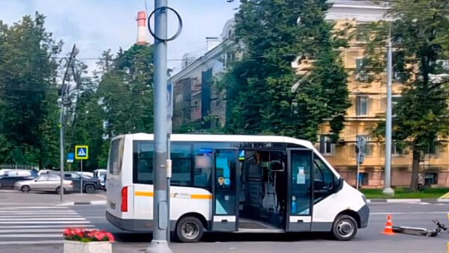 Микроавтобус сбил девушку на самокате на переходе в Мытищах