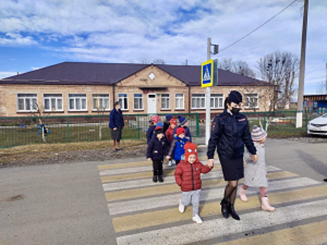 В Ардонском районе Северной Осетии сотрудники Госавтоинспекции провели урок дорожной безопасности «Светофорик»