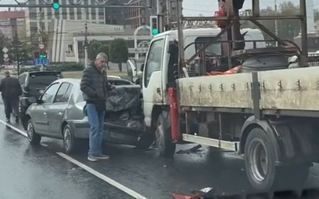 Шесть автомобилей попали в аварию на путепроводе в Рязани