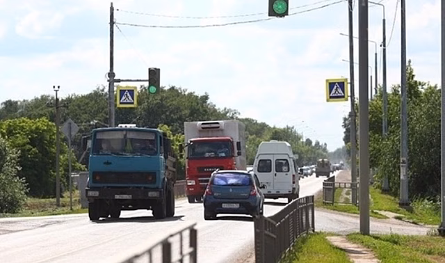 Четыре столкнувшиеся машины собрали огромную пробку под Волгоградом