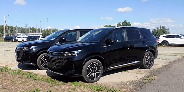 Первые в России гибридные автомобили сошли с конвейера в Липецке. Как создают транспорт будущего?