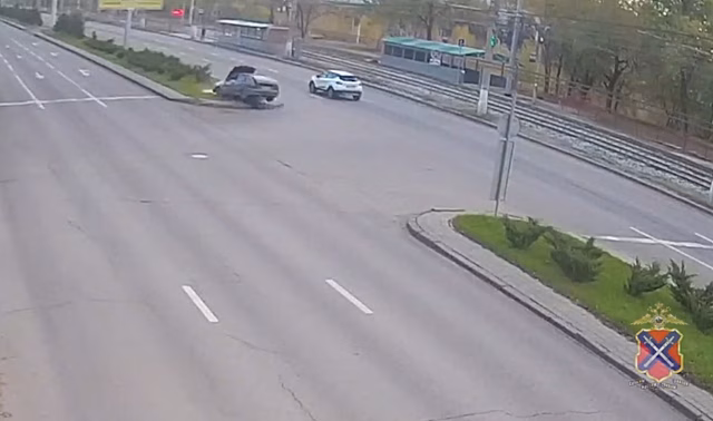 Опубликовано видео момента ДТП с загоревшимся ВАЗом в Волгограде