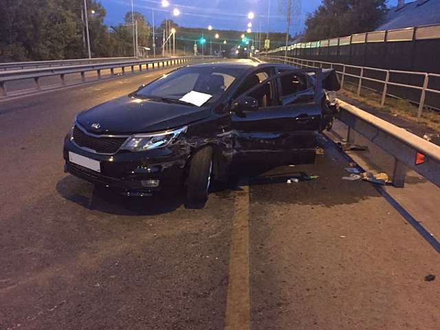 В Самаре водитель KIA "сыграл в пинг-понг" с дорожным ограждением