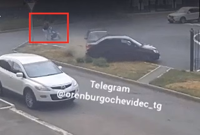 В Оренбурге водитель на «Ладе» чуть не сбил мать с ребенком на Карагандинской