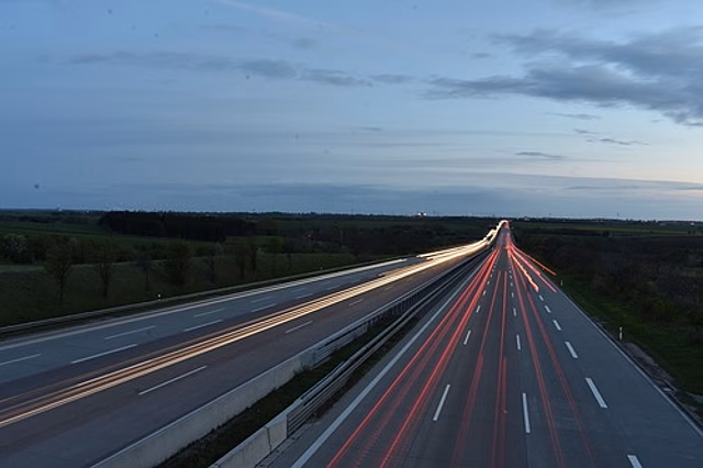 Специалист обозначил цель повышения штрафа за стоянку на автомагистрали