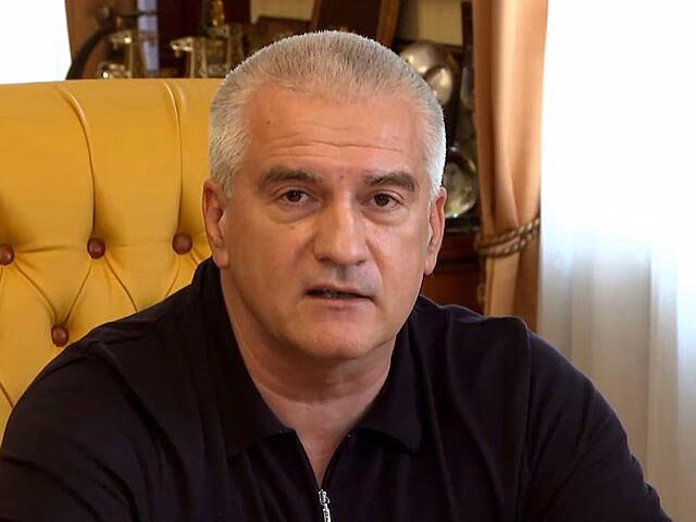 Аксенов заявил, что в Крыму на месяц заморозили цены на топливо