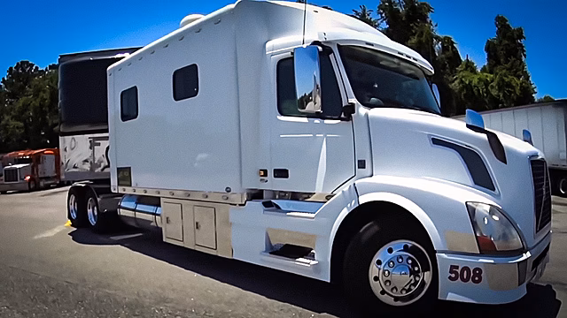 "Роллс-Ройс" в мире грузовиков. Смотрим, что внутри у тягача Volvo VNL за $600 тысяч