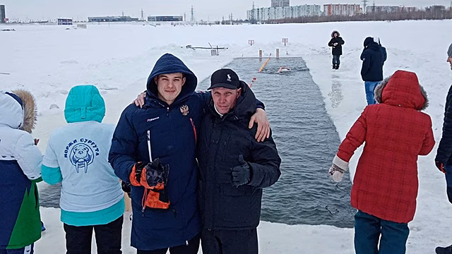 Экстремалы из Ноябрьска привезли победу с заплыва моржей. ВИДЕО