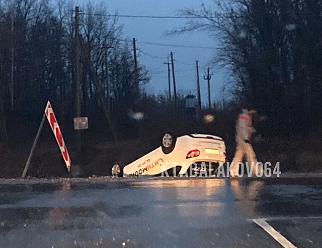 Автомобиль такси под Саратовом вылетел с трассы в кювет и перевернулся