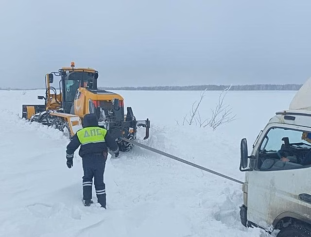 В Абдулино сотрудники полиции помогли водителю застрявшего в снегу фургона