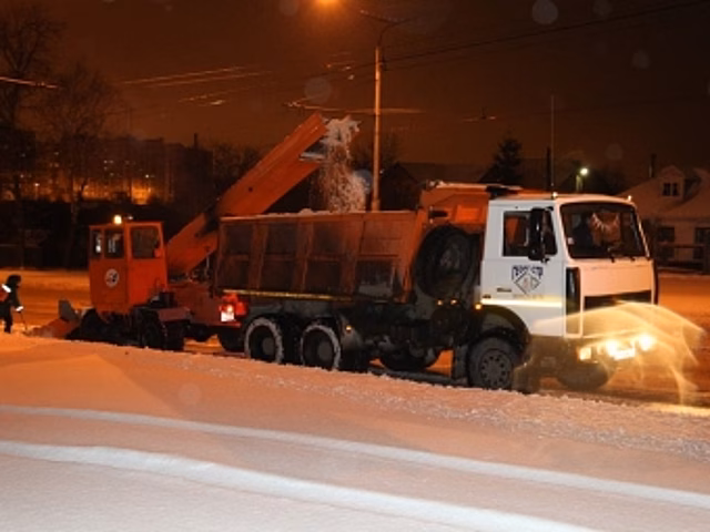 На борьбу с последствиями снегопада в Нижнем Новгороде вышли более 200 машин и почти 450 рабочих