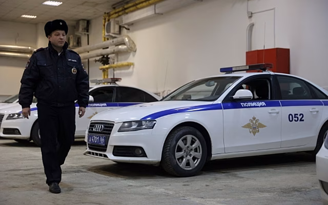 Курьезное ДТП в Челябинске: автомобиль повис на заборе