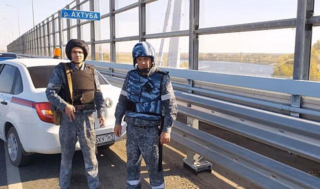 Вооруженные патрули охраняют мост в Волгоградской области