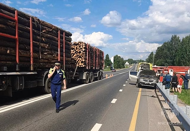 В Слободском районе легковушку впечатало в отбойник