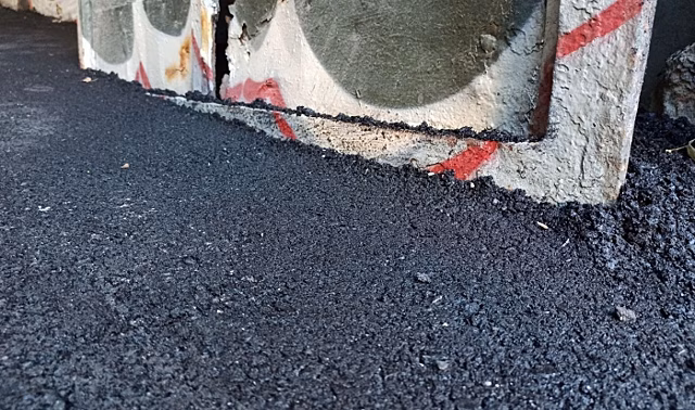 В центре Волгограда старинные ворота закатали в асфальт