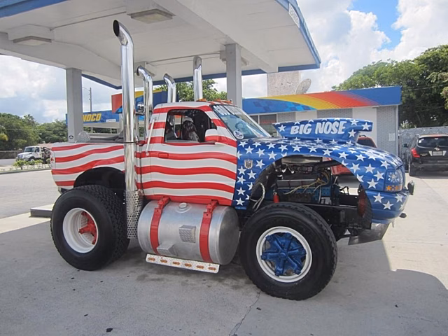 Энтузиаст скрестил шасси тягача с кузовом от пикапа Ford Ranger