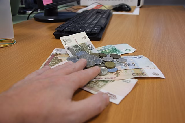 В новосибирском лицее осыпается потолок в классе: родителям предложили сделать ремонт за свой счет