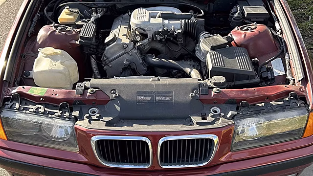 Странный тюнинг: мужчина катался на BMW без капота и сидений
