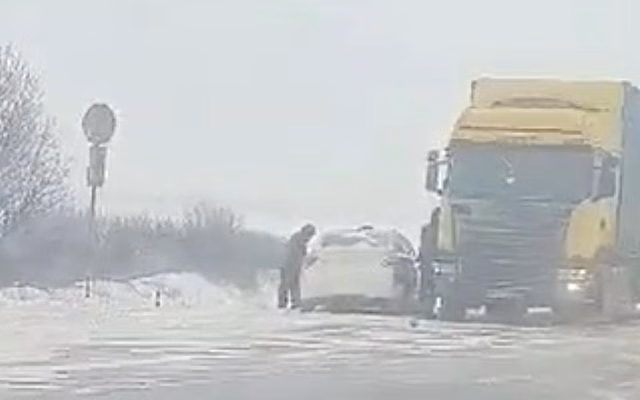 В Рязанской области легковушка влетела в фуру на скользкой дороге