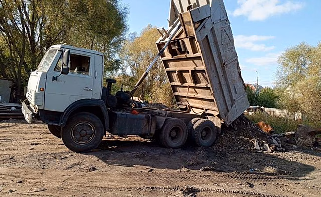 В Курске сотрудники минприроды поймали водителя «КАМАЗа», незаконно ссыпавшего строительные отходы