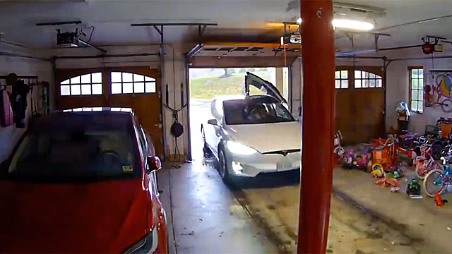 Почему от мудреных дверей Tesla Model X одни проблемы