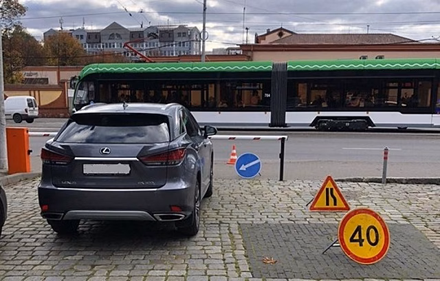 В Калининграде Lexus выезжал с парковки у Музея янтаря и сбил 18-летнего велосипедиста